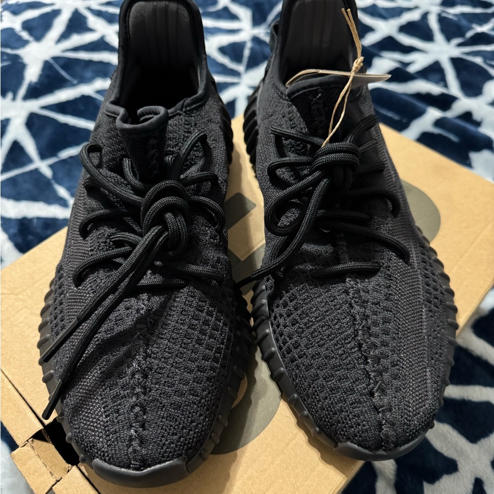 Men’s Yeezy Boost 350 V2 onyx/onyx/onyx